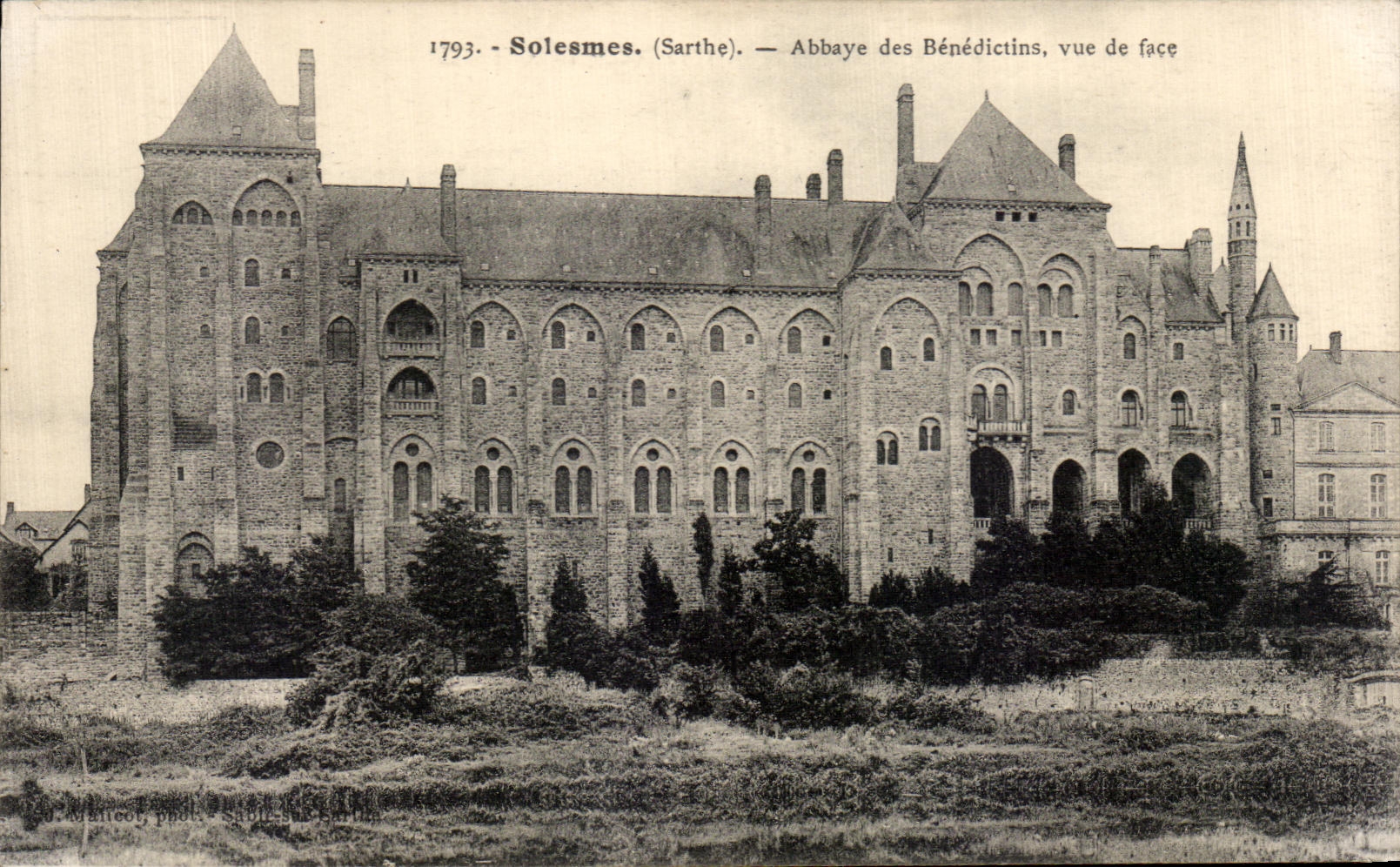 CPA Solesmes (Sarthe) Abbaye des Benedictins vue de face