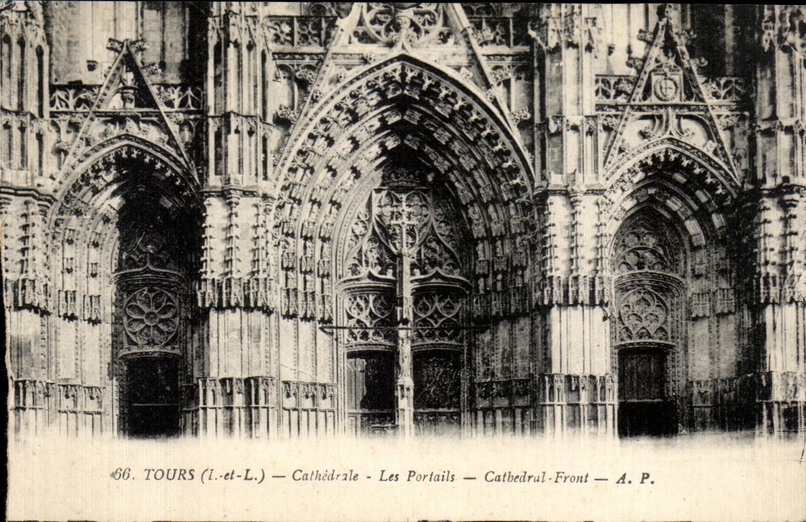 CPA Tours Cathedrale Les Portails 
