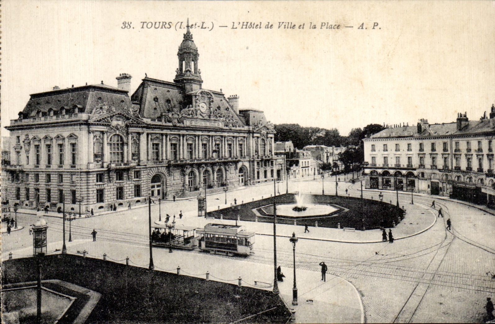 CPA Tours L Hotel de Ville et la Place