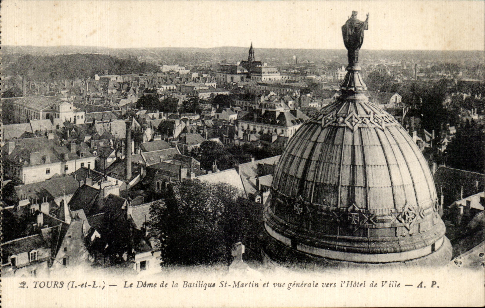 CPA Tours Le Dome de la Basilique St Martin et vue generale vers I Hotel de Ville