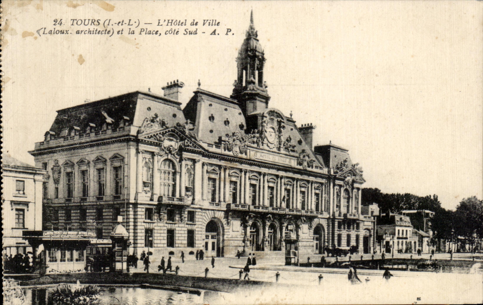 CPA Tours L Hotel de Ville Laloux architecte et la Place cote Sud