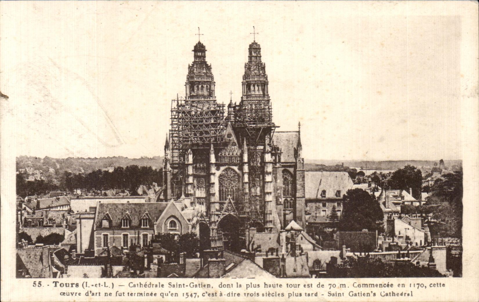 CPA Tours Cathedrale Saint Gatien dont la plus haute tour est de Commencee en cette ceuvre d art ne fut teensiee qu en C