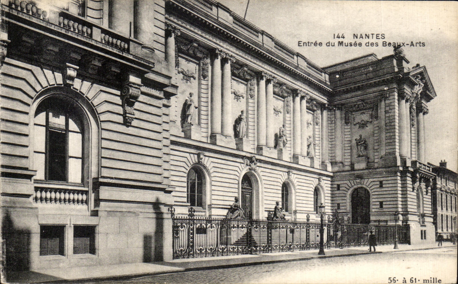 CPA Nantes Entree du Musee des Beaux Arts