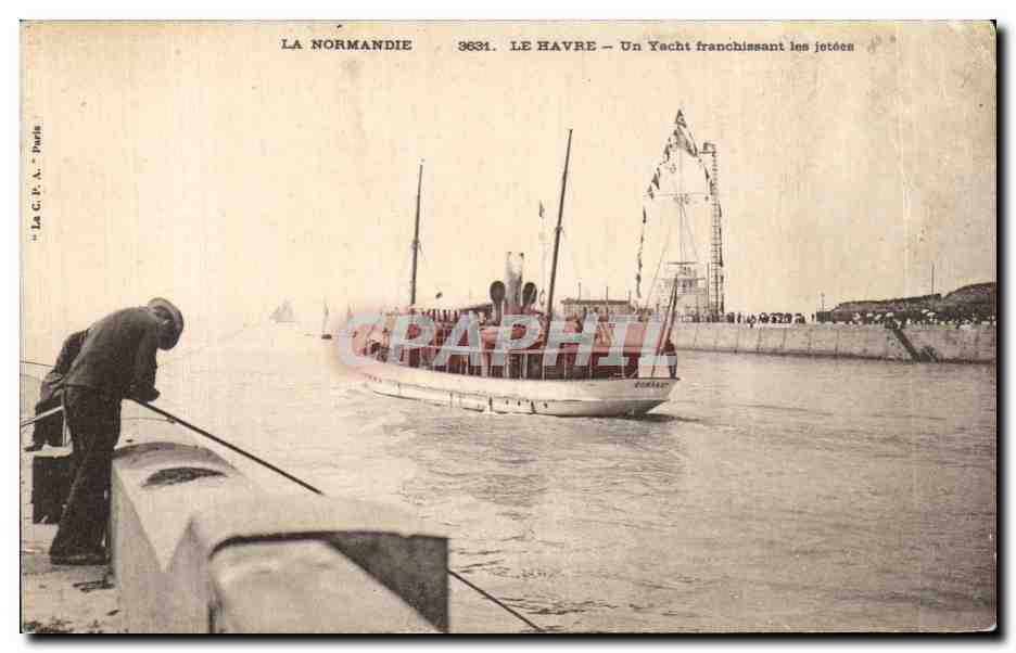 CPA La Normandie Le Havre Un Yacht franchissant les jetees Bateau