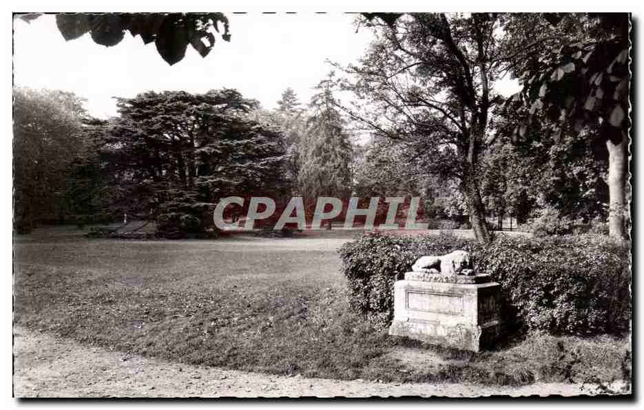 Jardin public — statue de lion — éditeur CPAPHIL, n° de série non visible