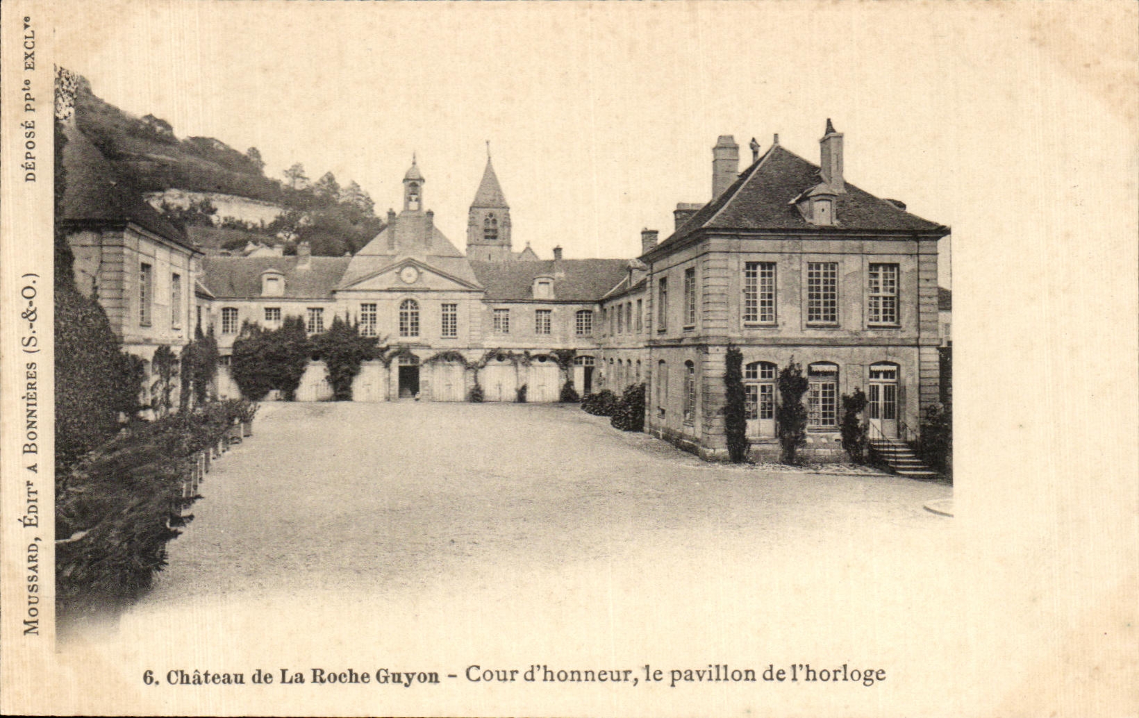 CPA Chateau de la Roche Guyon Cour d honneur le Pavillon de 