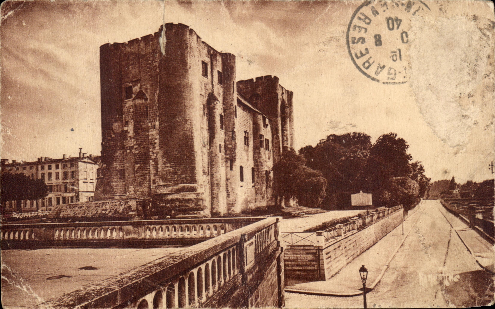 Donjon de l'ancien Château de Niort — construit en 1143 — Éditions Art. Raymond Bergevin