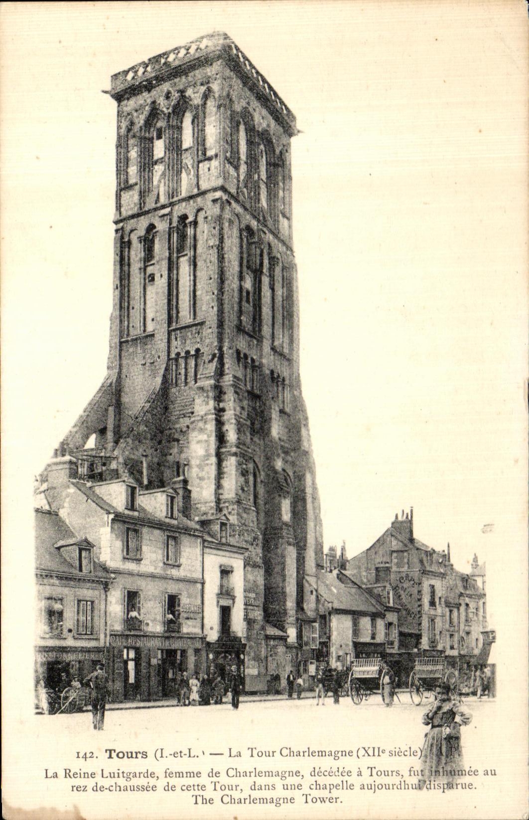 CPA Tours la tour Charlemagne La Reine Luitgarde femme de Charlemagne decedee a tours fue inhumee au rez de Chaussee de 