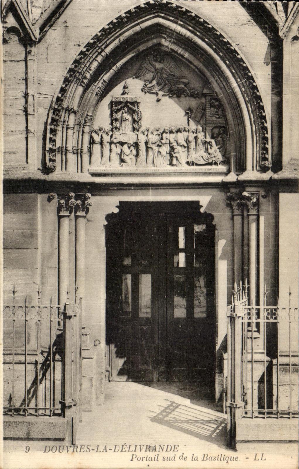 Douvres-la-Délivrande — Portail sud de la Basilique — LL