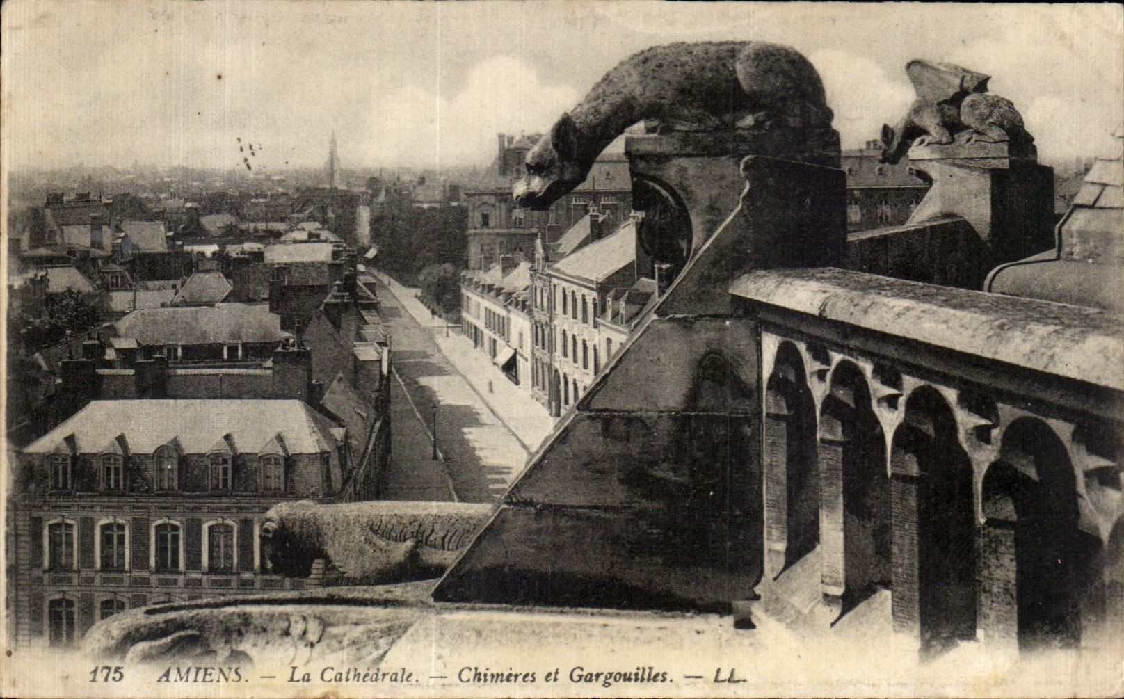 CPA Amiens La Cathedrale Chimeres et Gargouilles