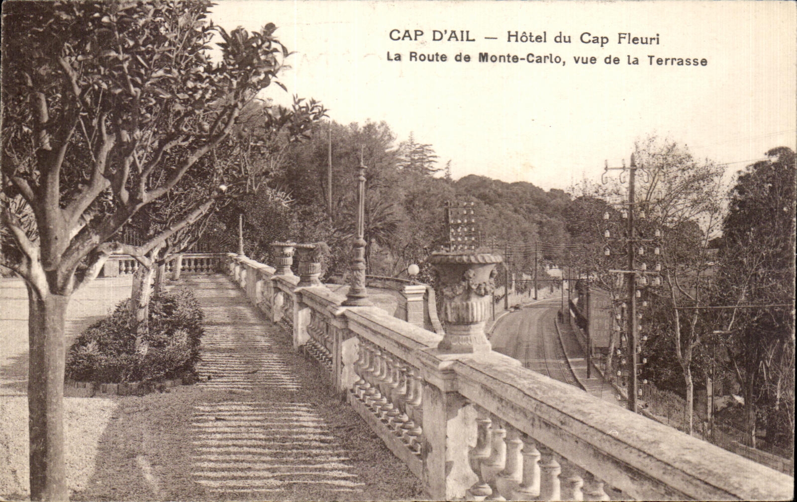 CPA Cap D Ail Hotel du Cap Fleuri La Route de Monte Carlo vue de la Terrasse