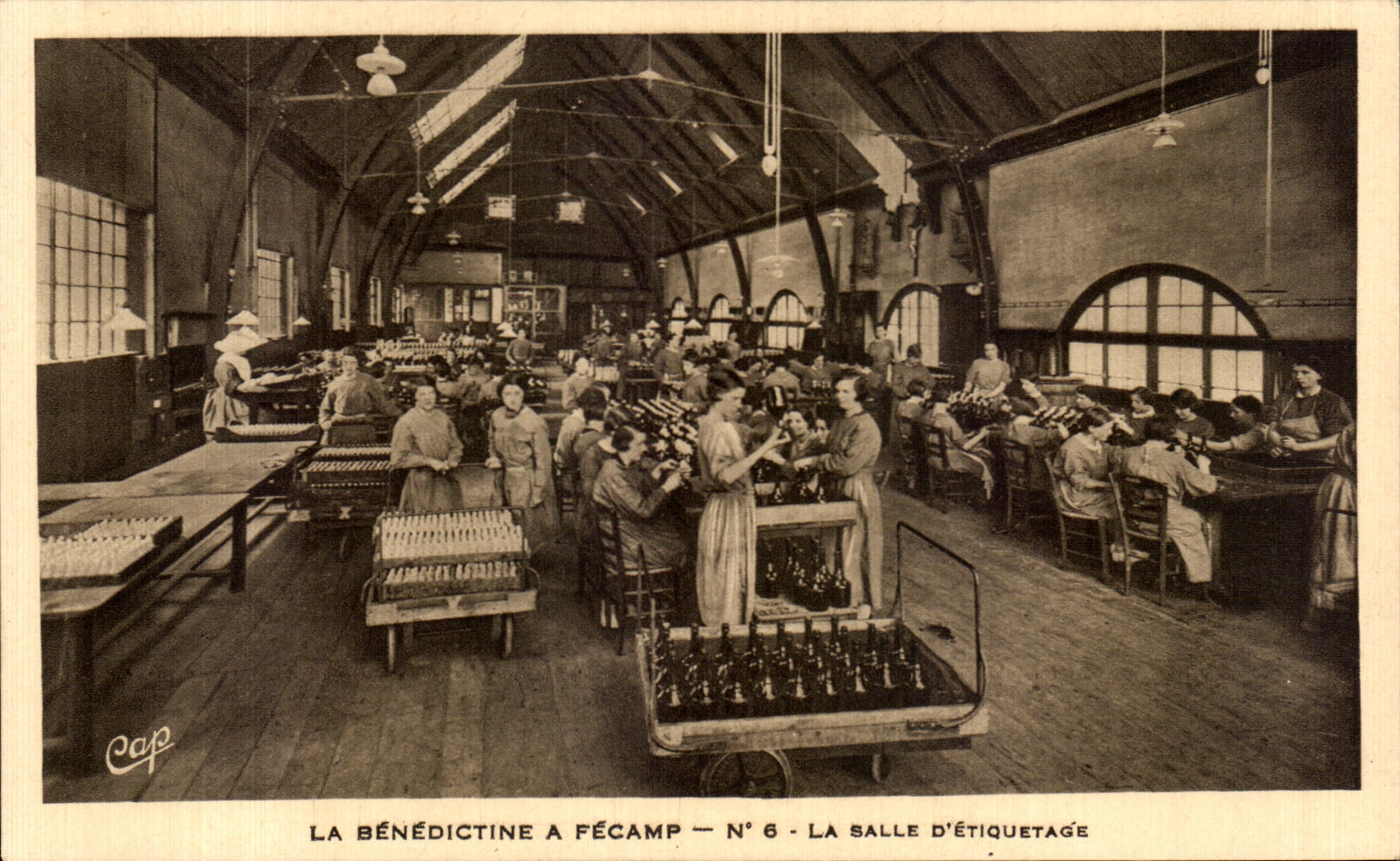 CPA La Benedictine A Fecamp Musee La Salle d etiquetage femmes au travail