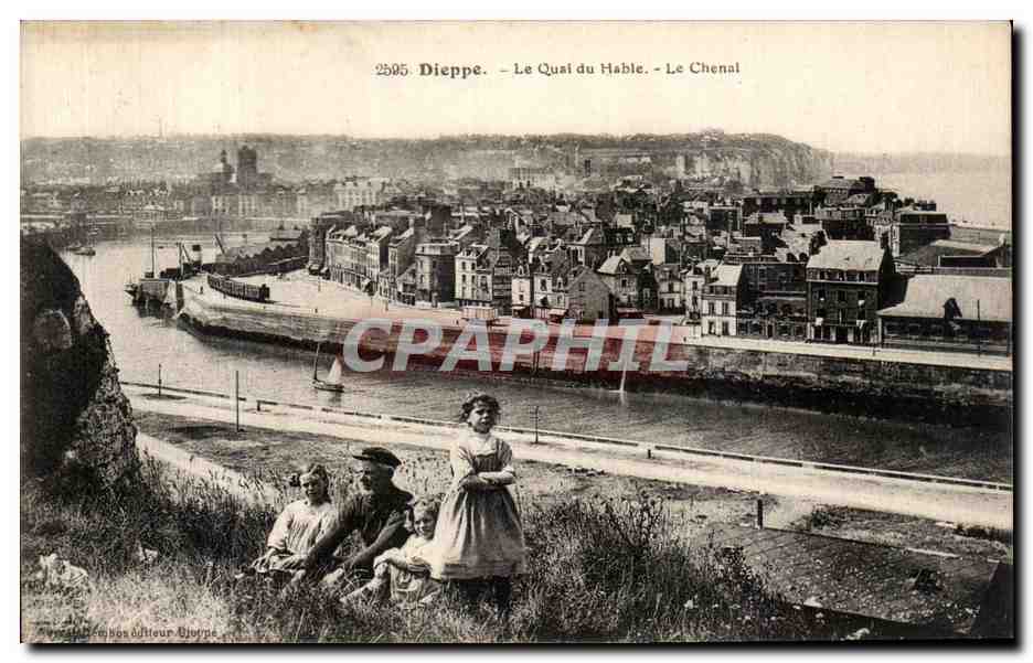 CPA Dieppe Le Quai du Hable Le Chenal Grand pere et enfants