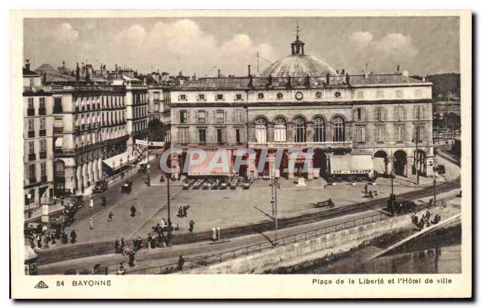 CPA Bayonne Place de la Liberte et L Hotel de Ville