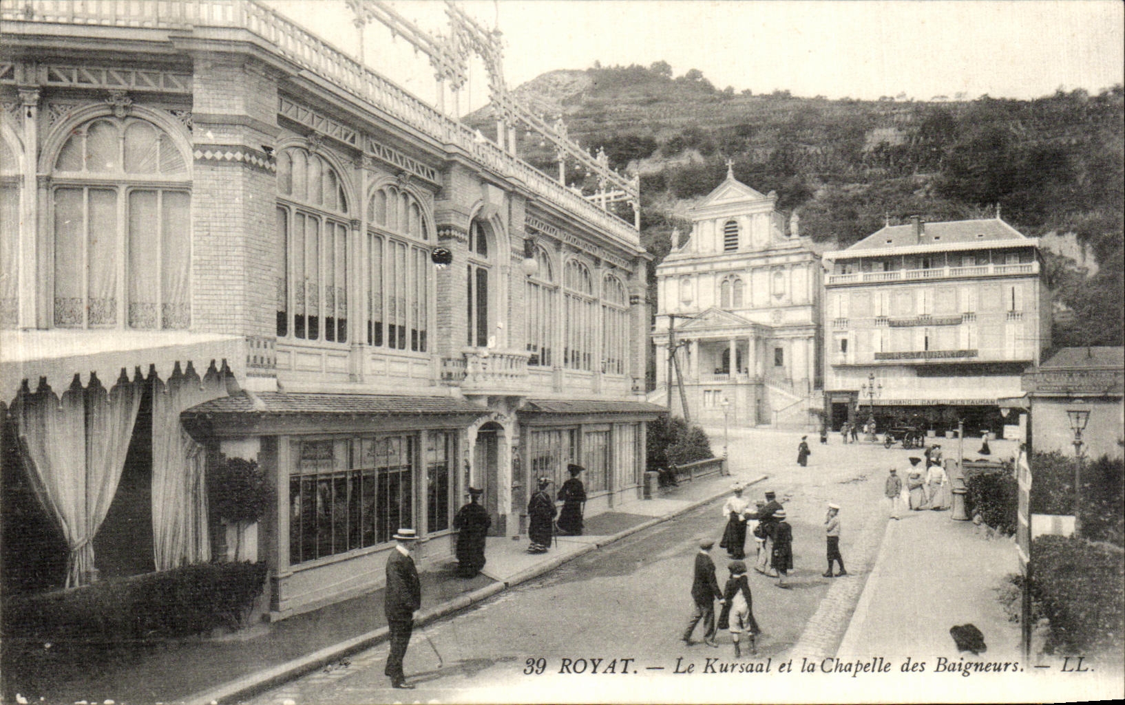 CPA Royat Le Kursaal et la Chapelle des Baigneurs