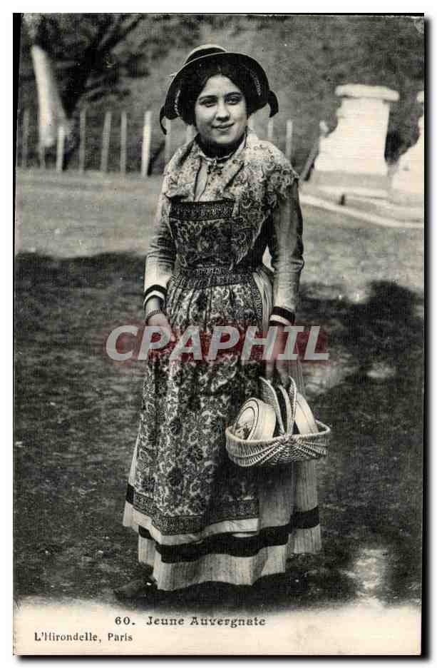 CPA Jeune Auvergnate Auvergne Femme Folklore costume