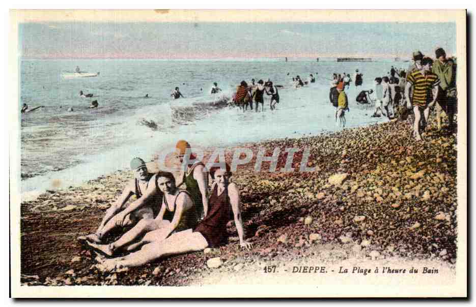 CPA Dieppe La Plage a l heure du Bain Femmes Baigneurs