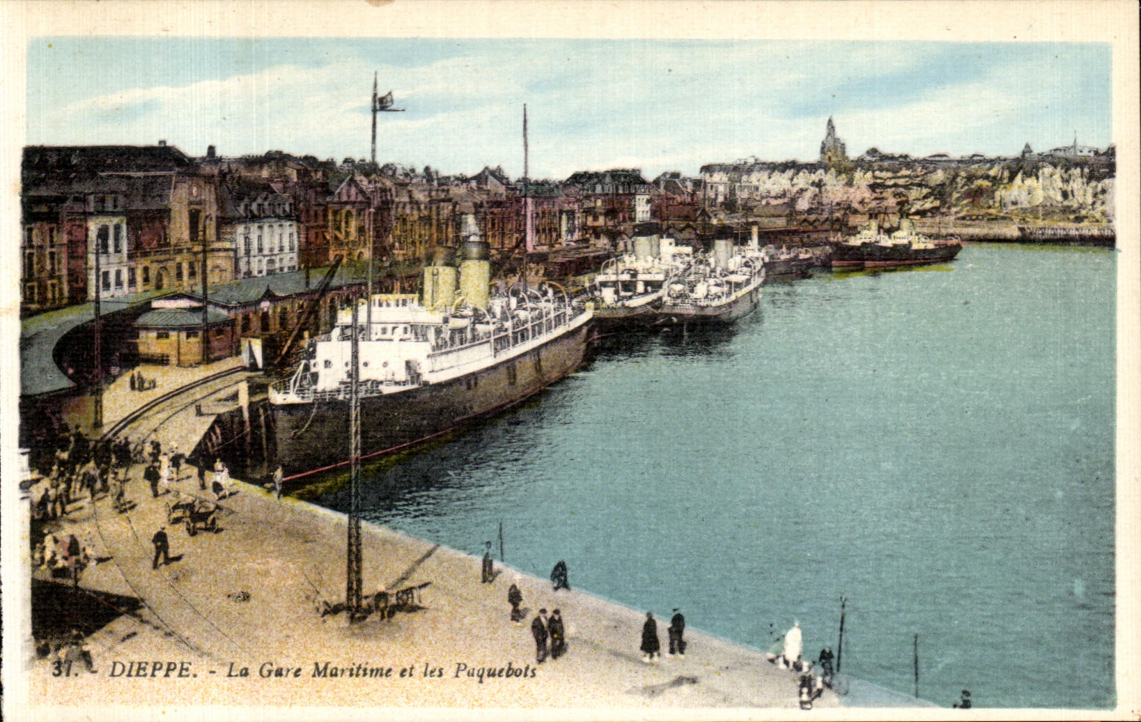 CPA Dieppe La Gare Maritime et les Paquebots Bateau