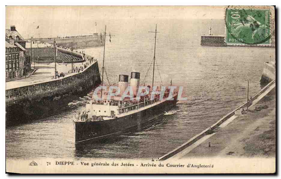 CPA Dieppe Vue generale des Jetees Arrivee du Courrier d Angleterr Bateau 