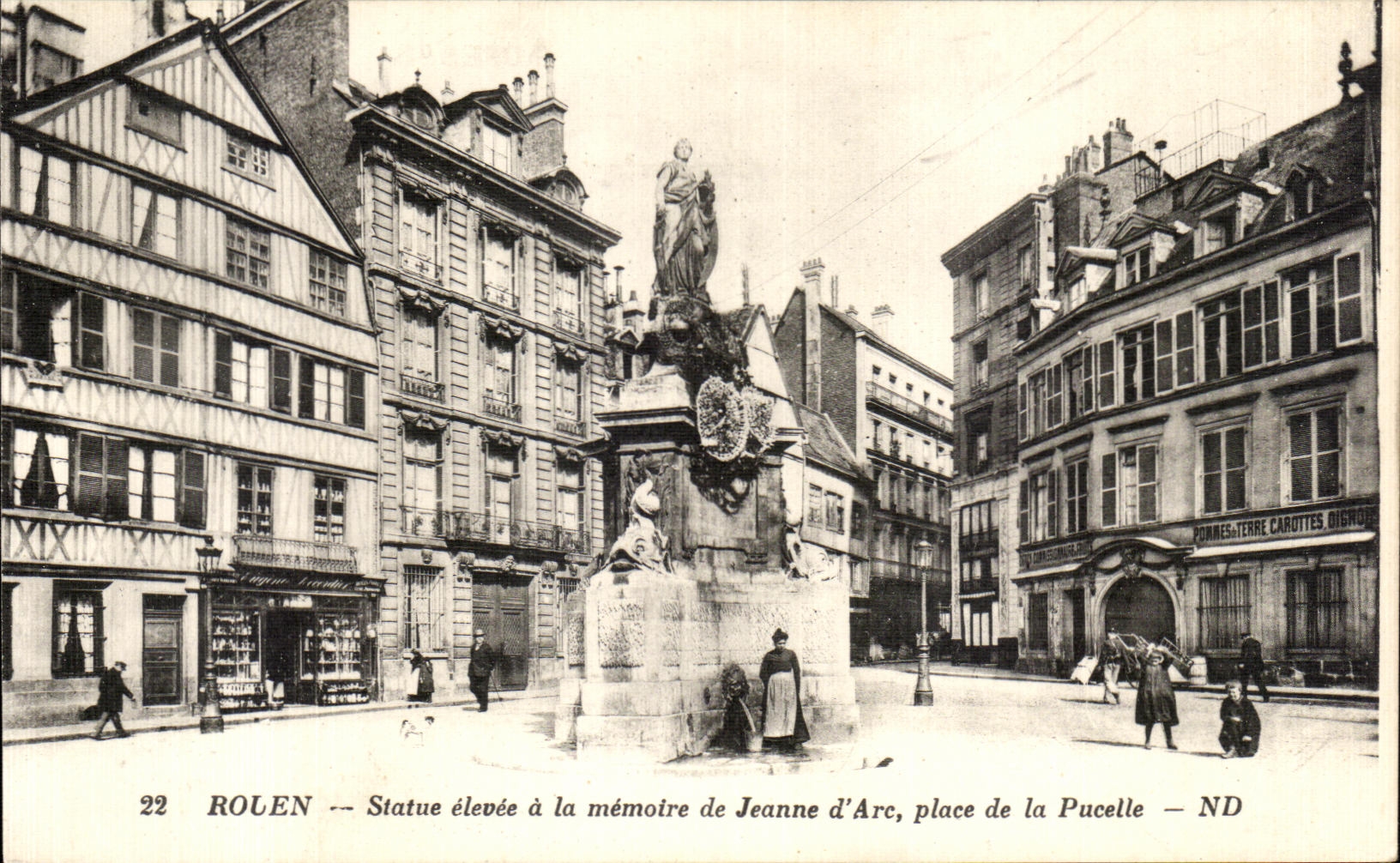CPA Rouen Statue elevee a la memoire de Jeanne d Arc place de la Pucelle