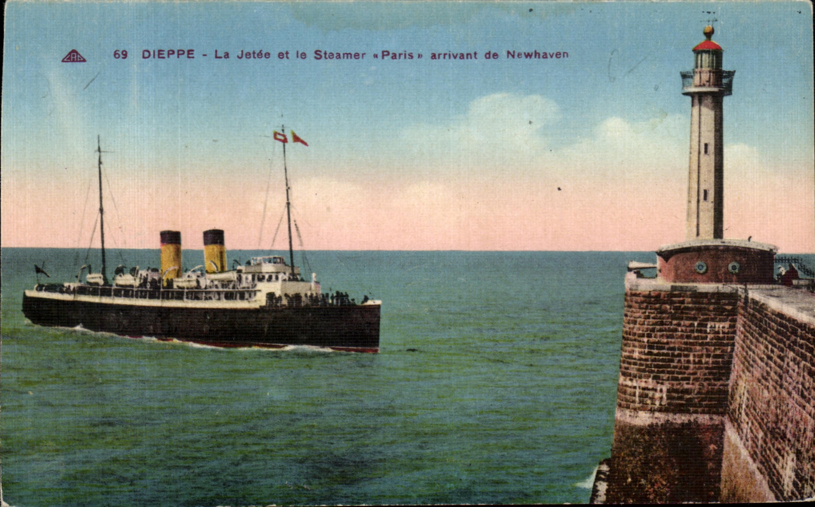 CPA Dieppe La Jetee et le Steamer Paris arrivant de Newhaven Bateau