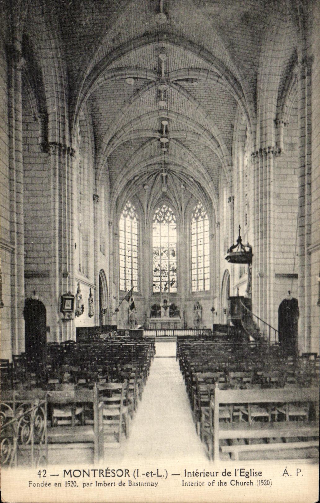 CPA Montresor Interieur de I Eglise