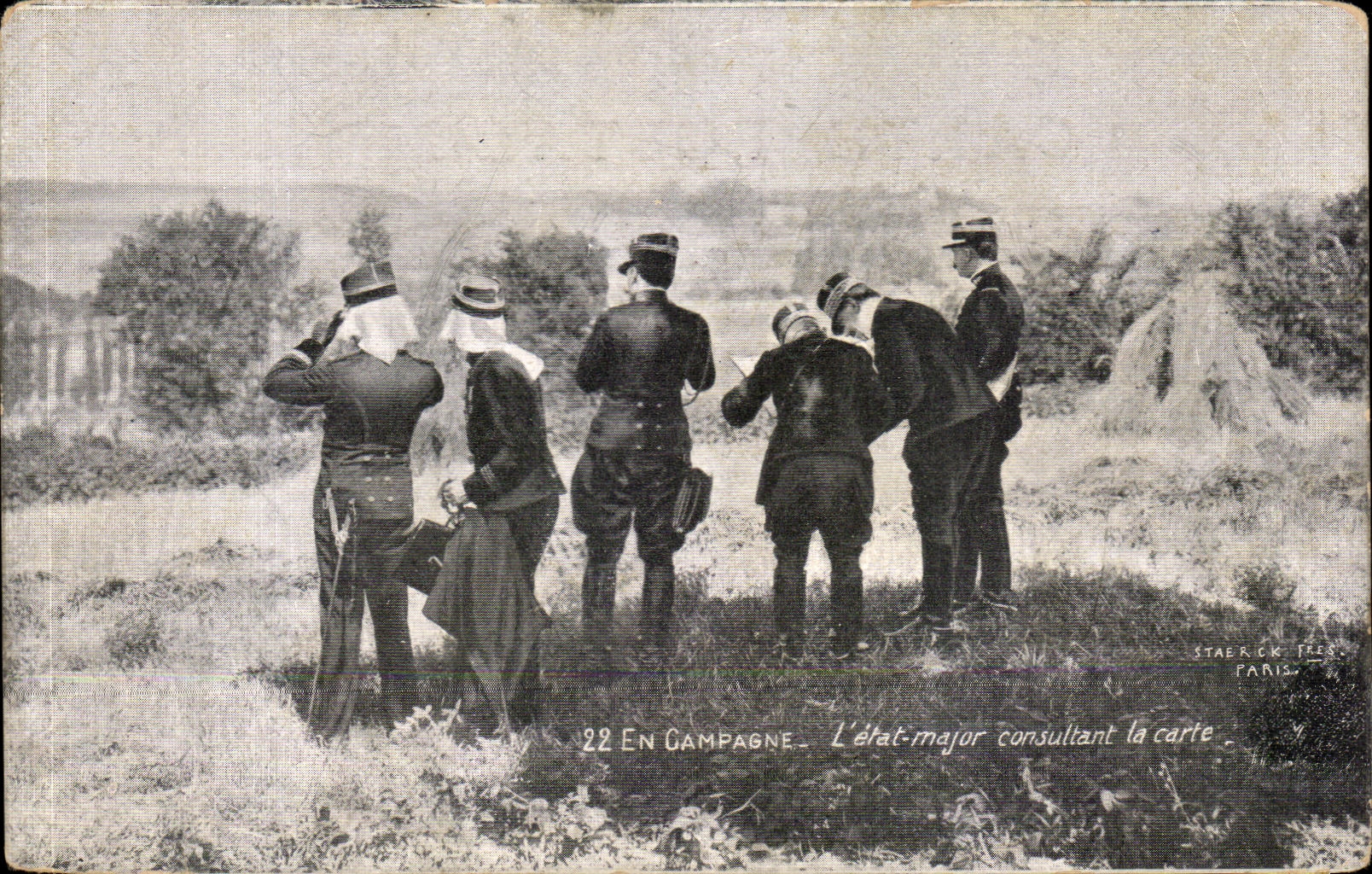 CPA En Campagne L etat Major Consultant La Carte Militaria 