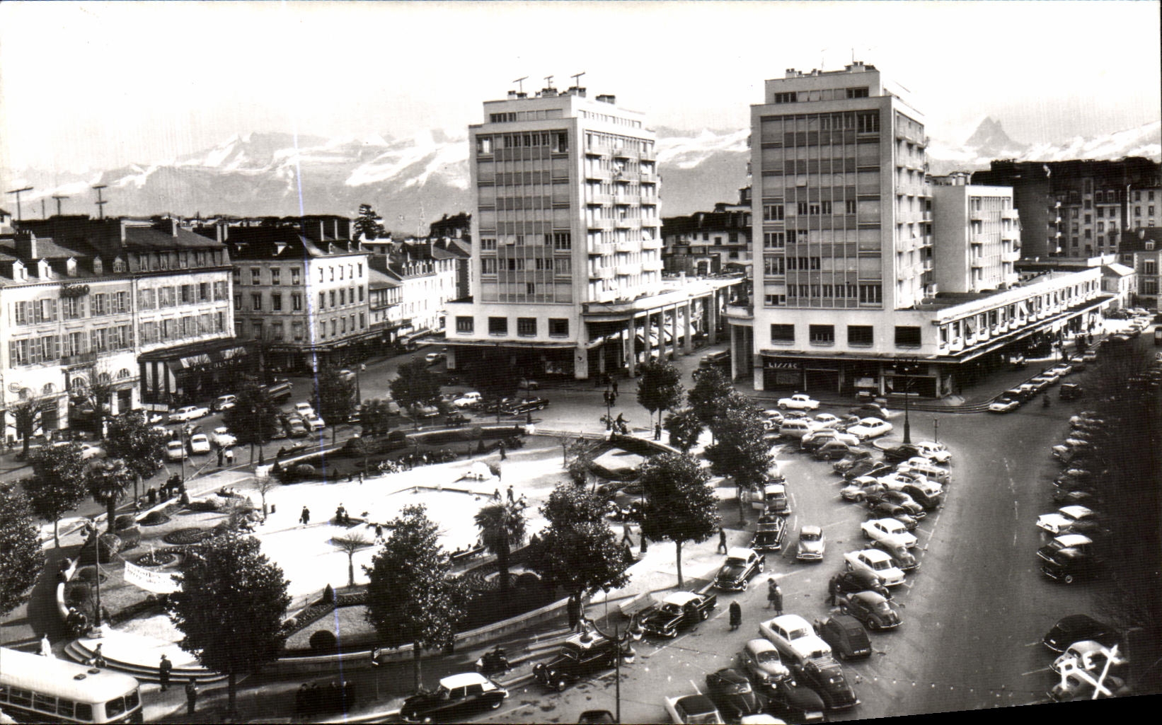 Pau - Square Clemenceau — vue urbaine avec montagnes en arrière-plan — Editions REX, n° 338 - Recto