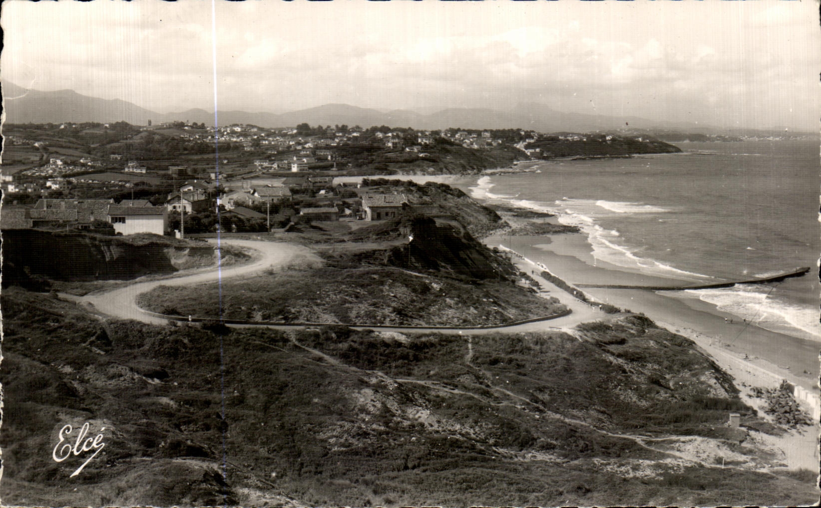CPA Guethary Vue generale de la Plage Au fond les Monts Espagnols