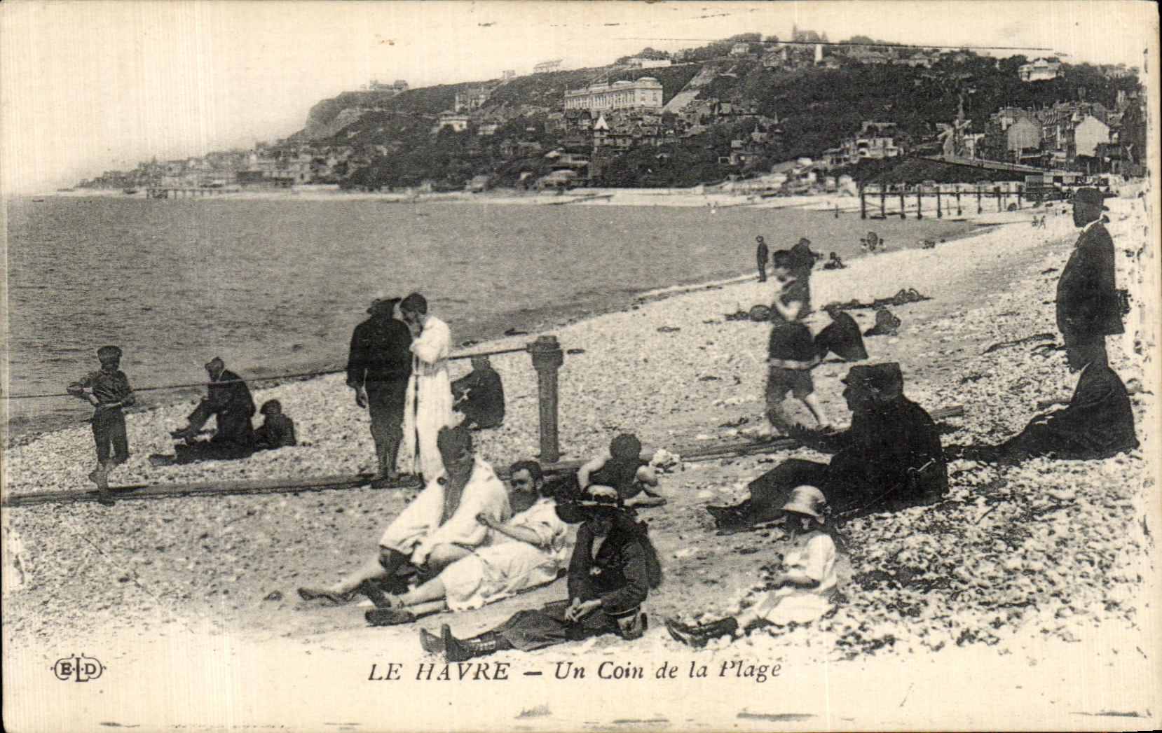 CPA Le Havre Un coin de la Plage