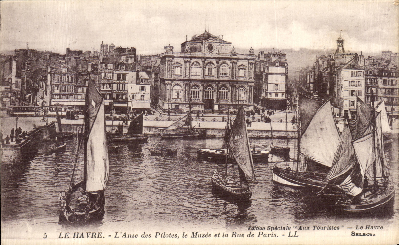 CPA Le Havre L Anse des Pilotes le Musee et la Rue et la Rue de Paris Bateaux