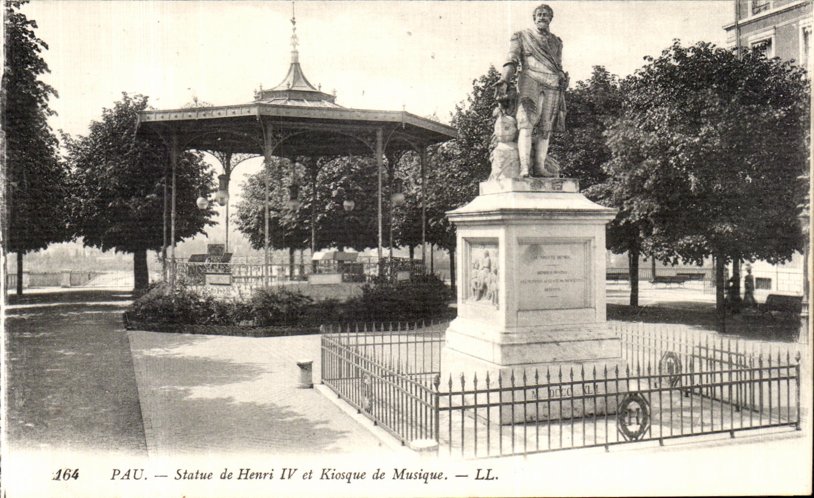 CPA Pau Statue de Henri IV et Kiosque de Musique