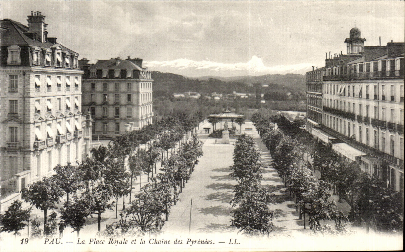 CPA Pau La Place Royale et la Chaine des Pyrenees