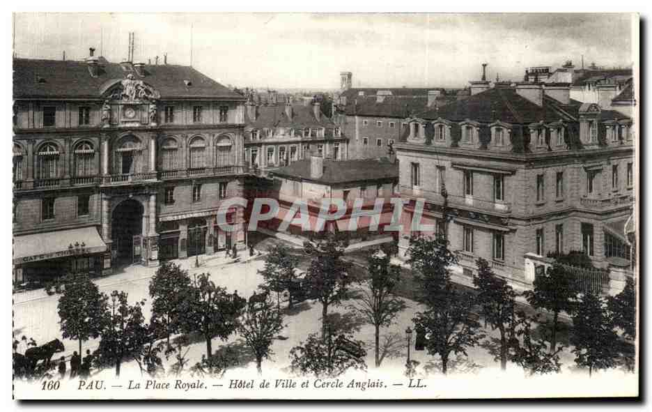 CPA Pau La Place Royale Hotel de Ville et Cercle Anglais