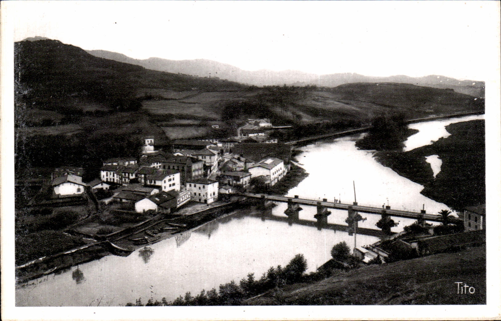 Behobia (B.P.) — Vue plongeante sur le pont international et la Bidasoa — Tito