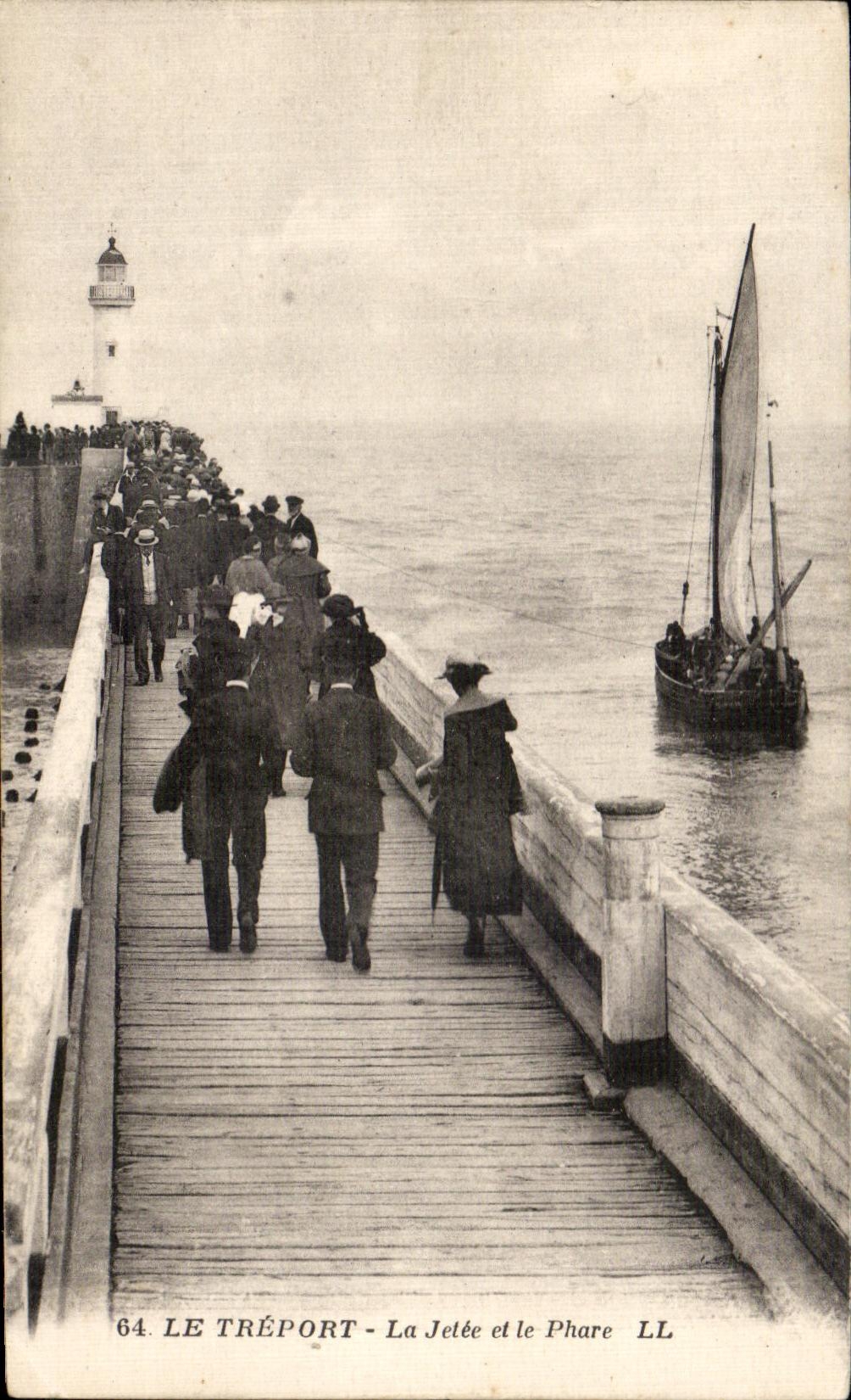 CPA Le Treport La jetee et le Phare Bateau 