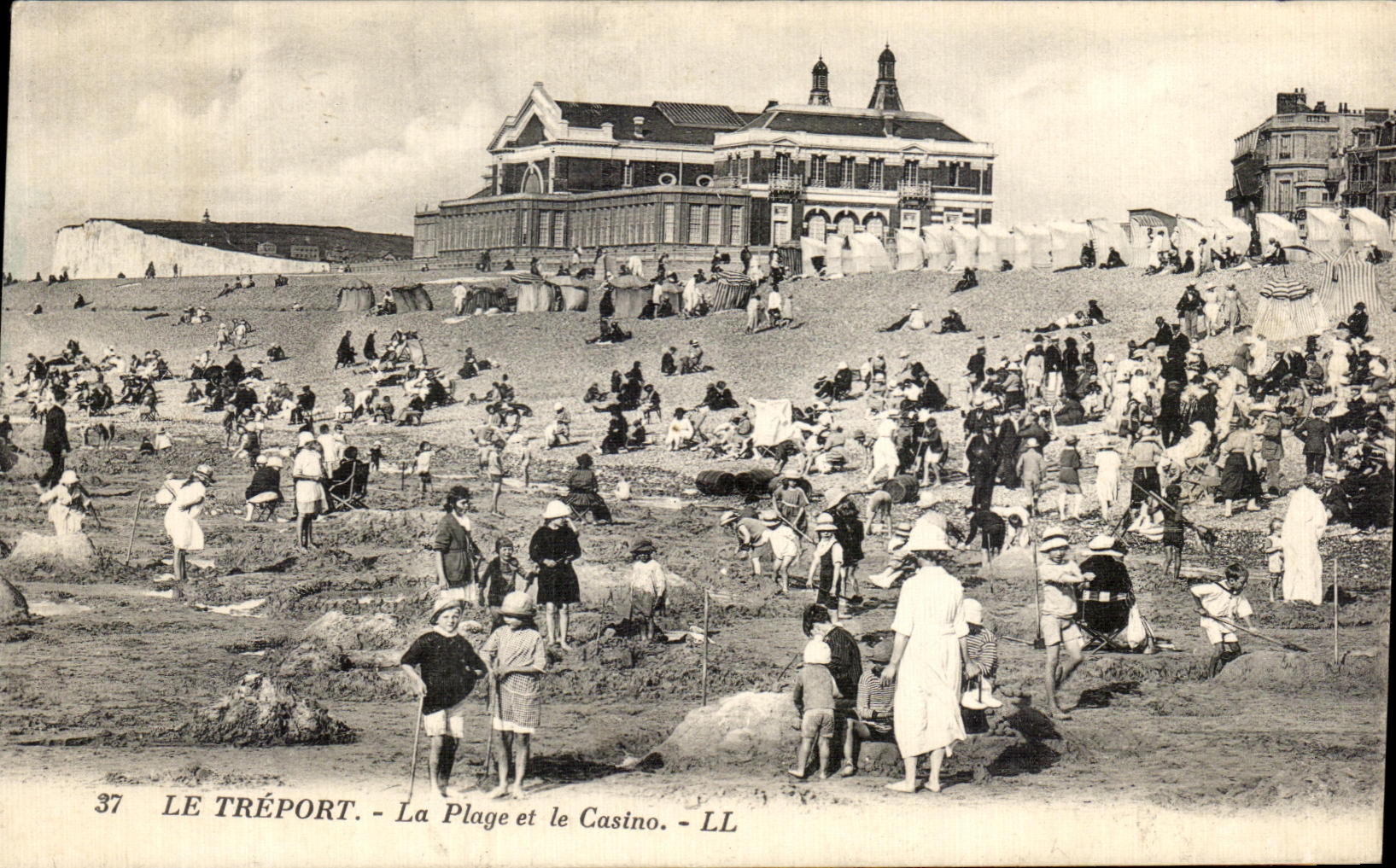 CPA Le Treport La Plage et le Casino Enfants