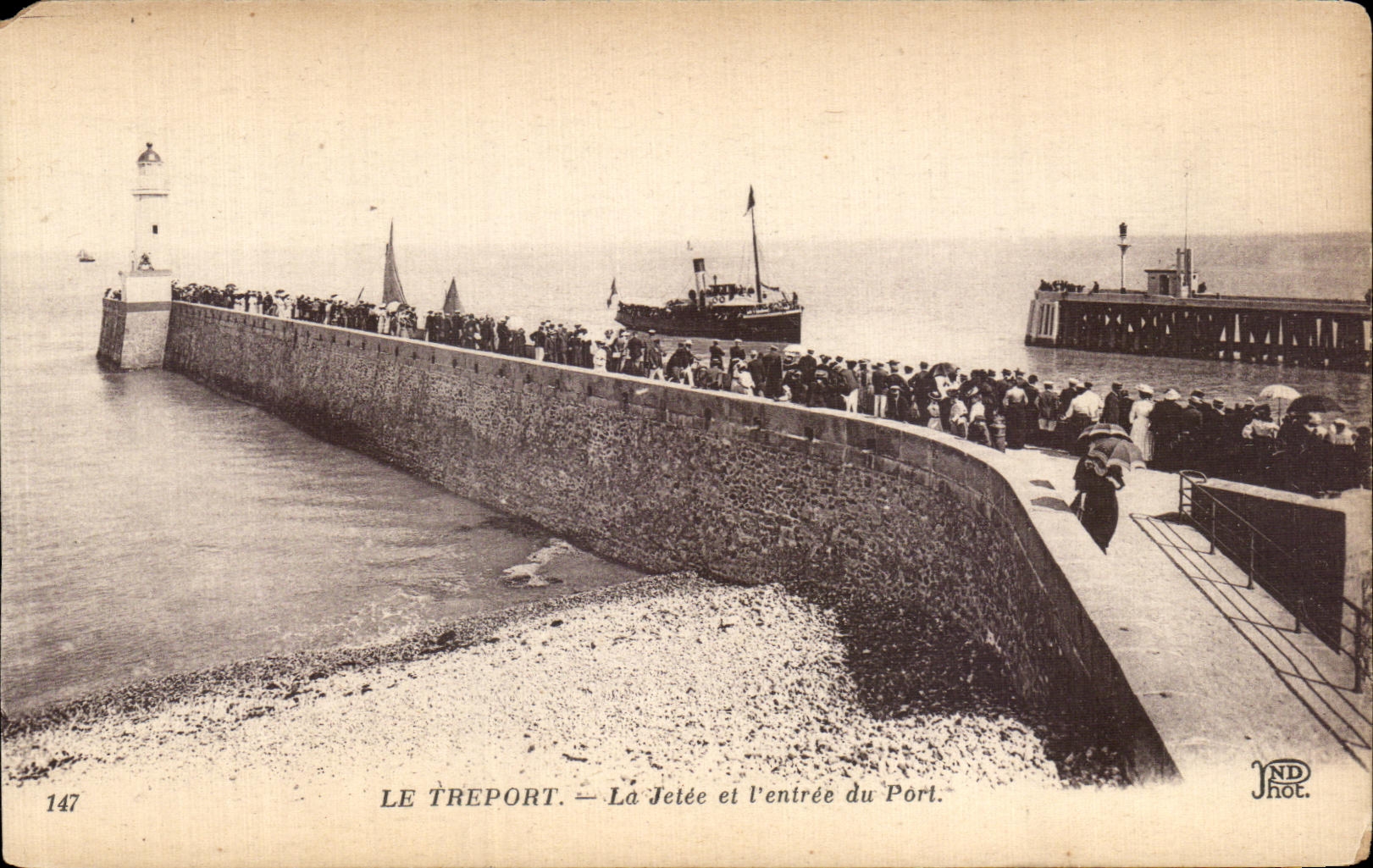 CPA Le Treport La Jetee et I entree du Port Bateau
