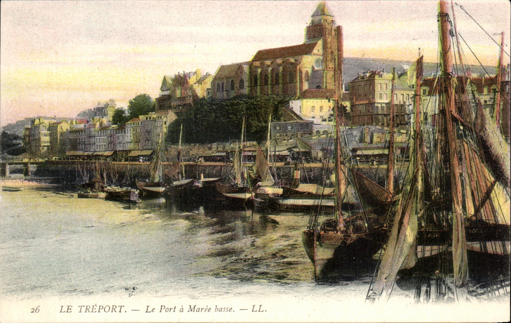 CPA Le Treport Le Port a Maree basse Bateaux 