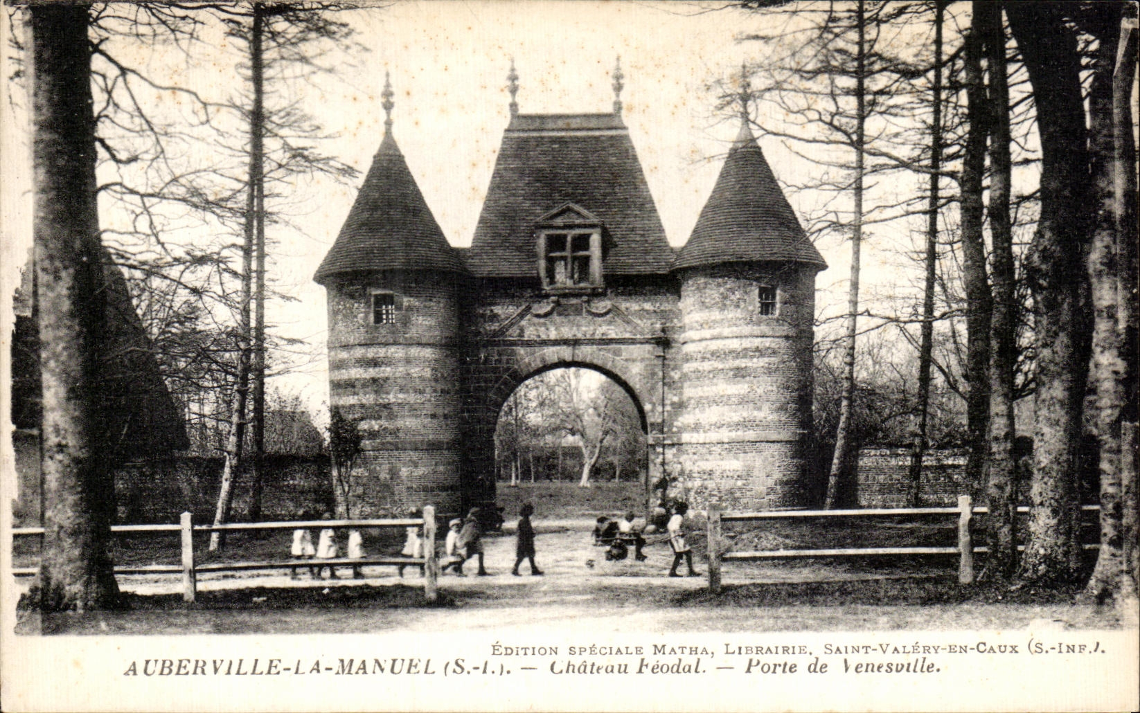 CPA Auberville La Manuel Chateau Feodal Porte de Venesuille Enfants
