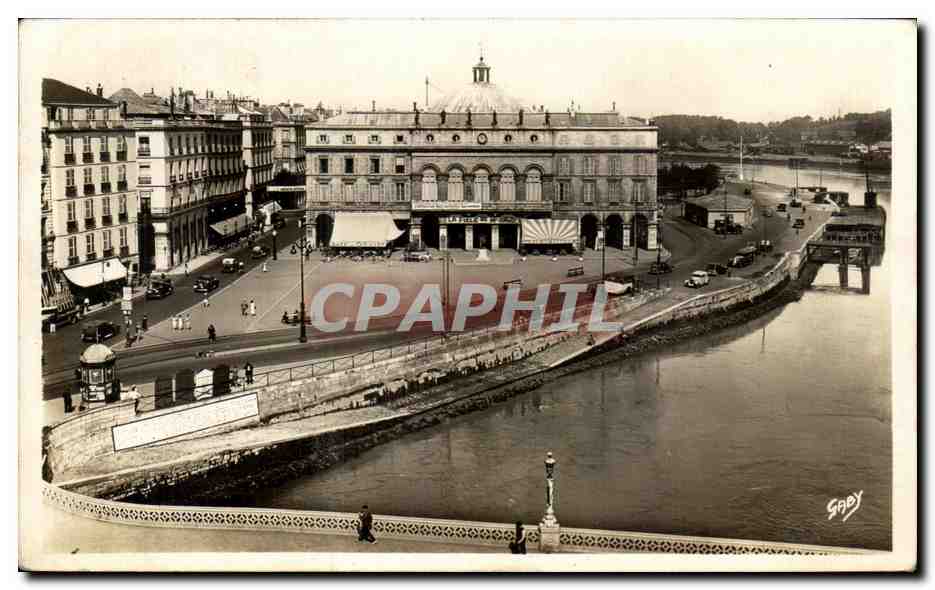 CPA Bayonne Place de la Liberte et I Hotel de Ville