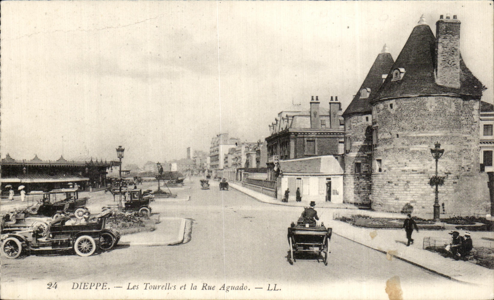 CPA Dieppe Les Tourelles et la Rue Aguado Automobile