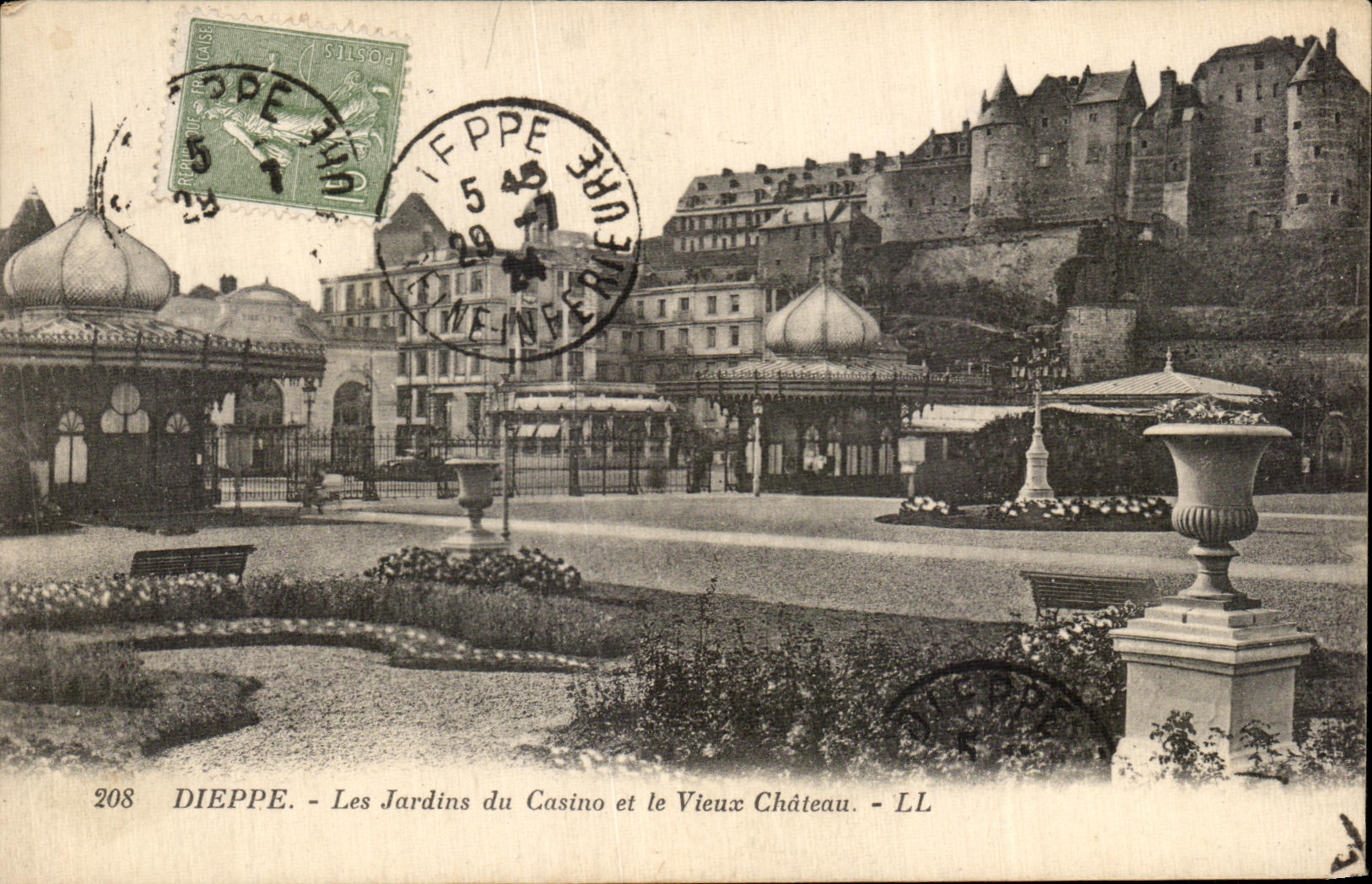 CPA Dieppe Les Jardins du Casino et le Vieux Chateu