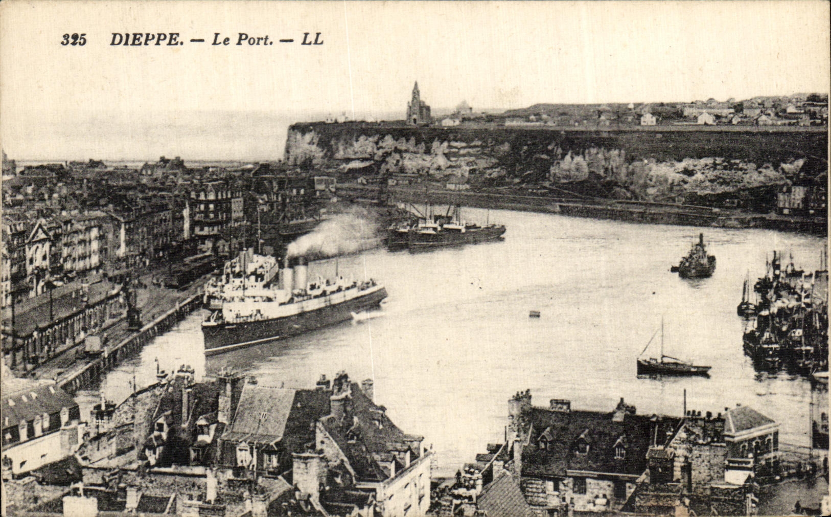 CPA Dieppe Le Port Bateaux