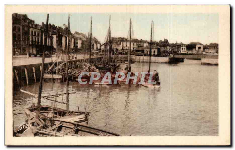 CPA Dieppe Barques de peche du Bassin de la darse Bateaux