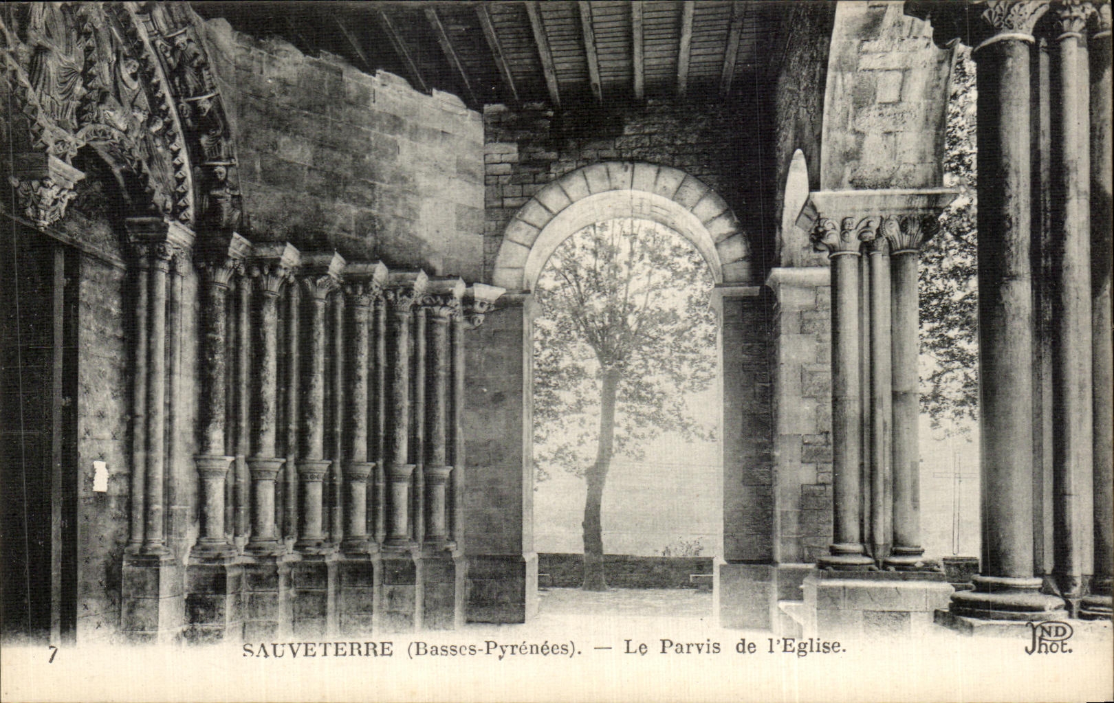 CPA Sauveterre Le parvis de I eglise