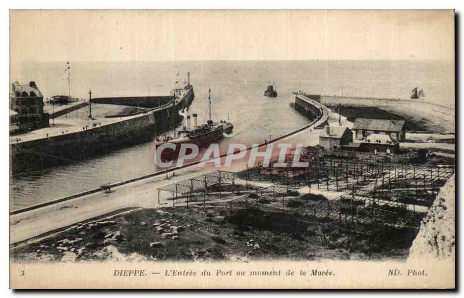 CPA Dieppe L Entree du Port au Moment de la Maree Bateau