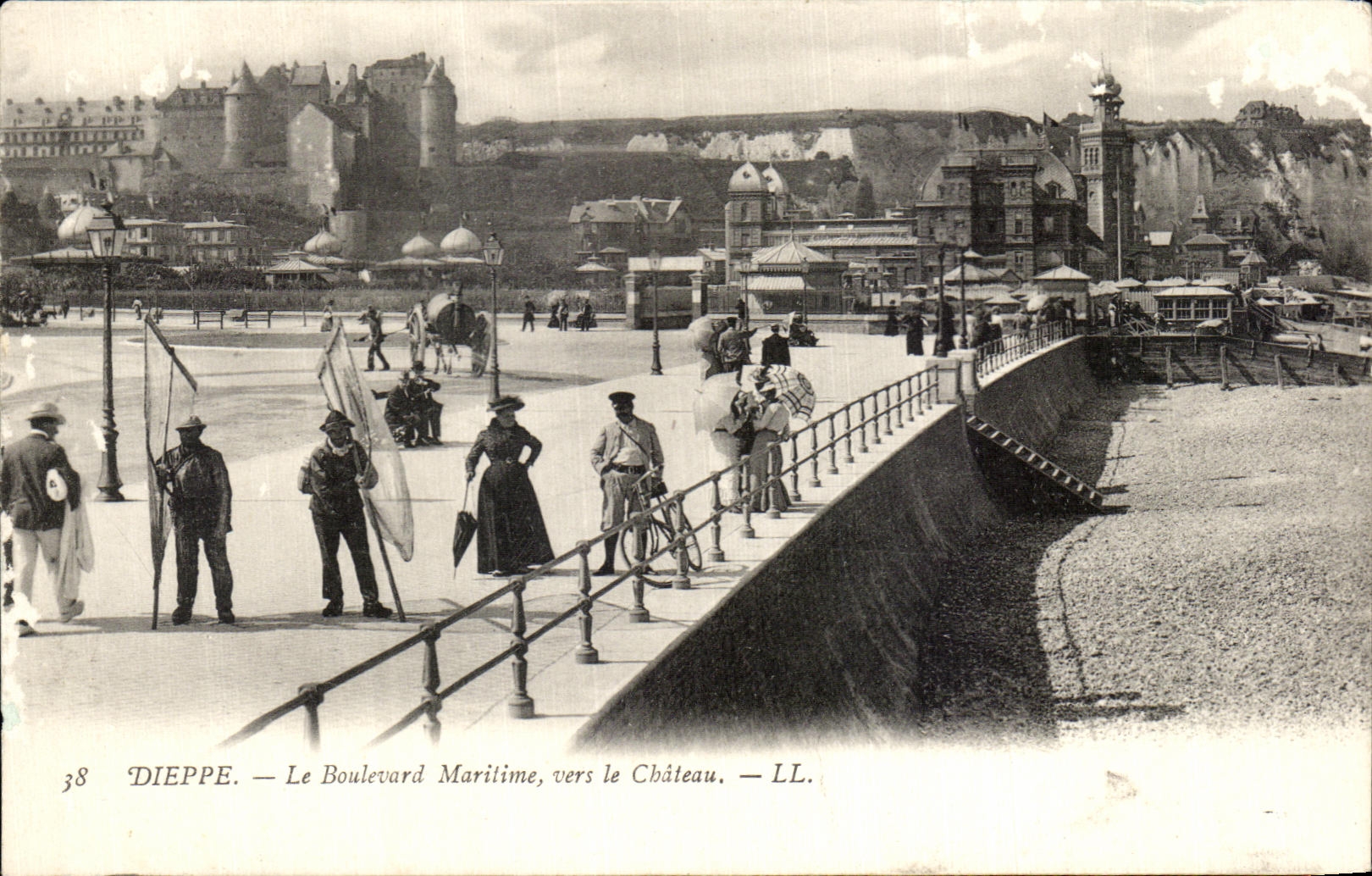 CPA Dieppe Le Boulevard Maitime vers Le Chateau Pecheurs