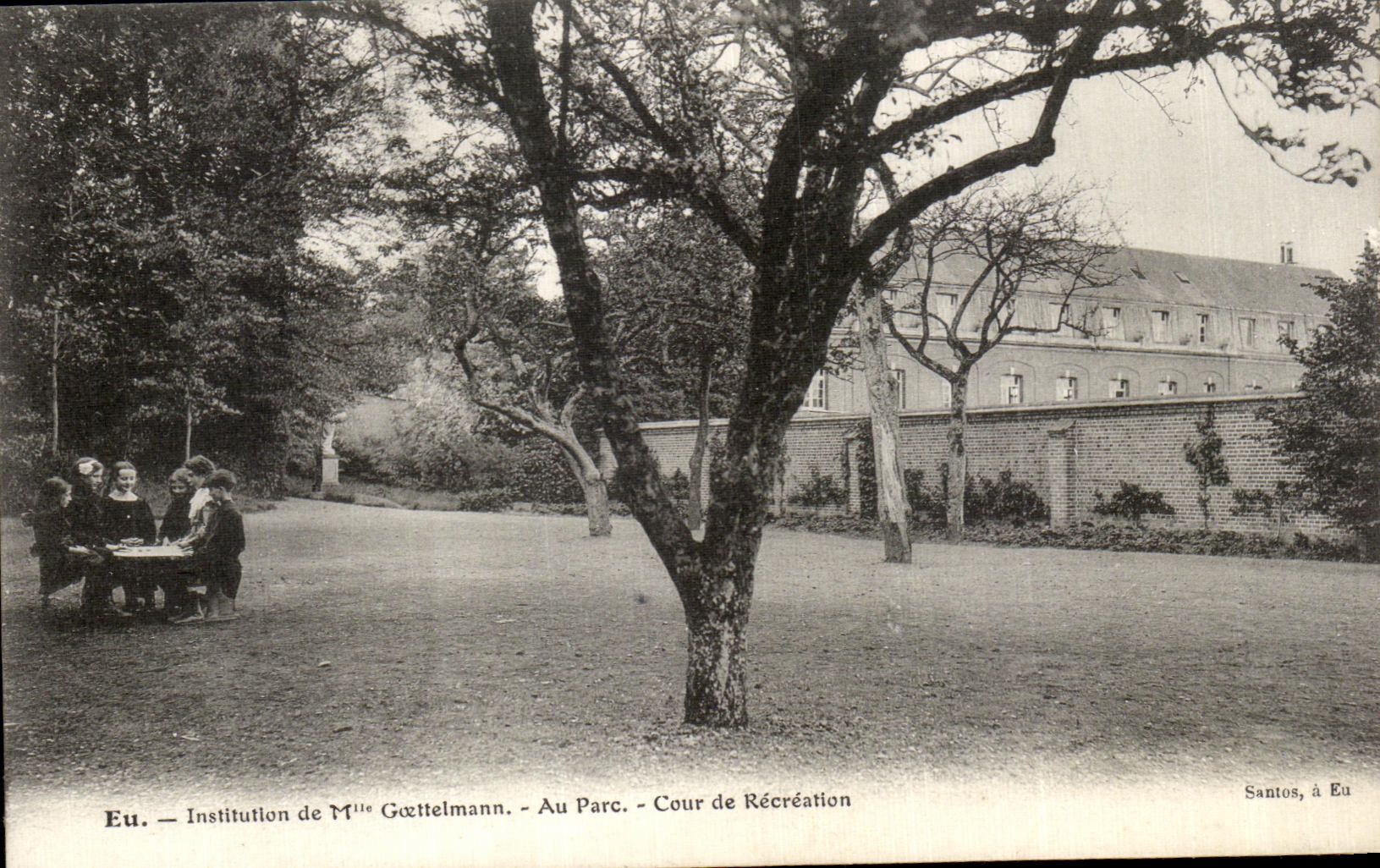 CPA Eu Institution de Mlle Goettelmann Au Parc Cour de Recreation Enfants