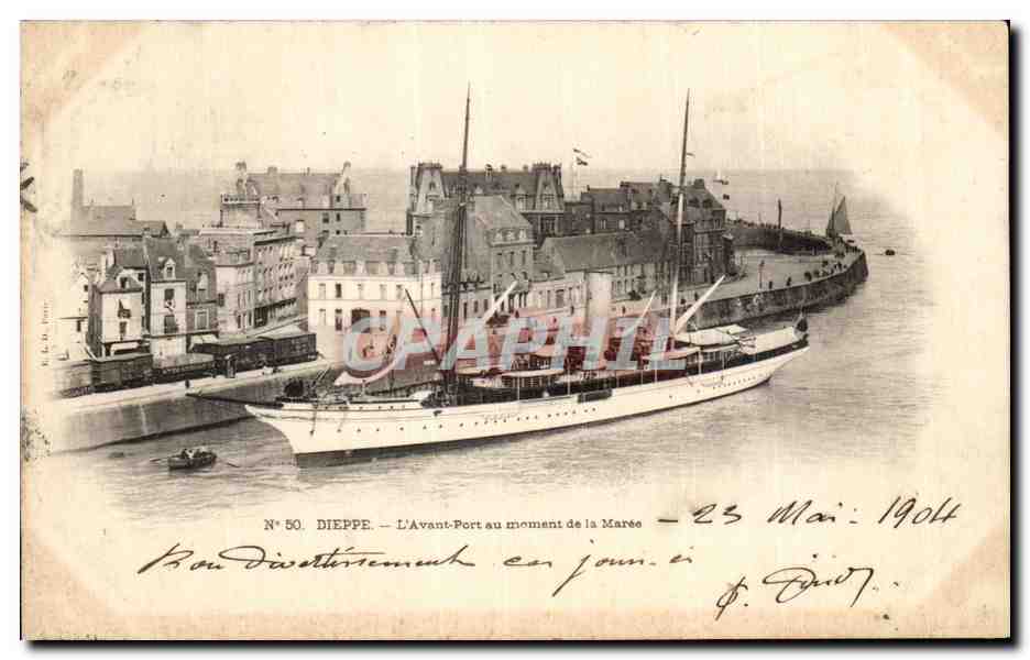 CPA Dieppe L Avant Port au Moment de la Maree Bateau